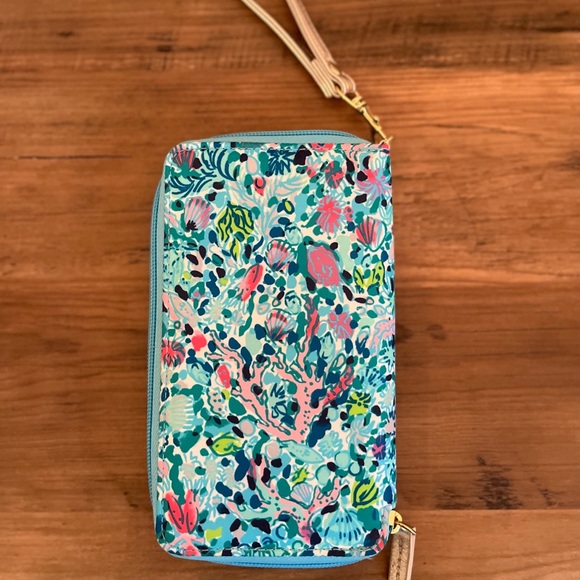 *SOLD* Lilly Pulitzer wristlet with phone holder. Excellent condition! - Picture 3 of 3